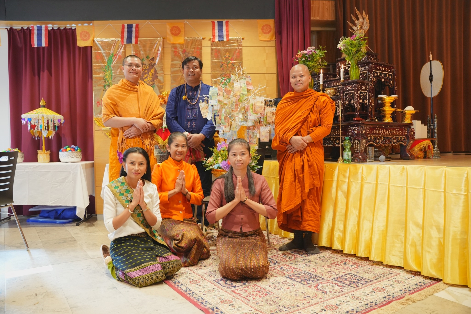 Gläubige mit Mönchen