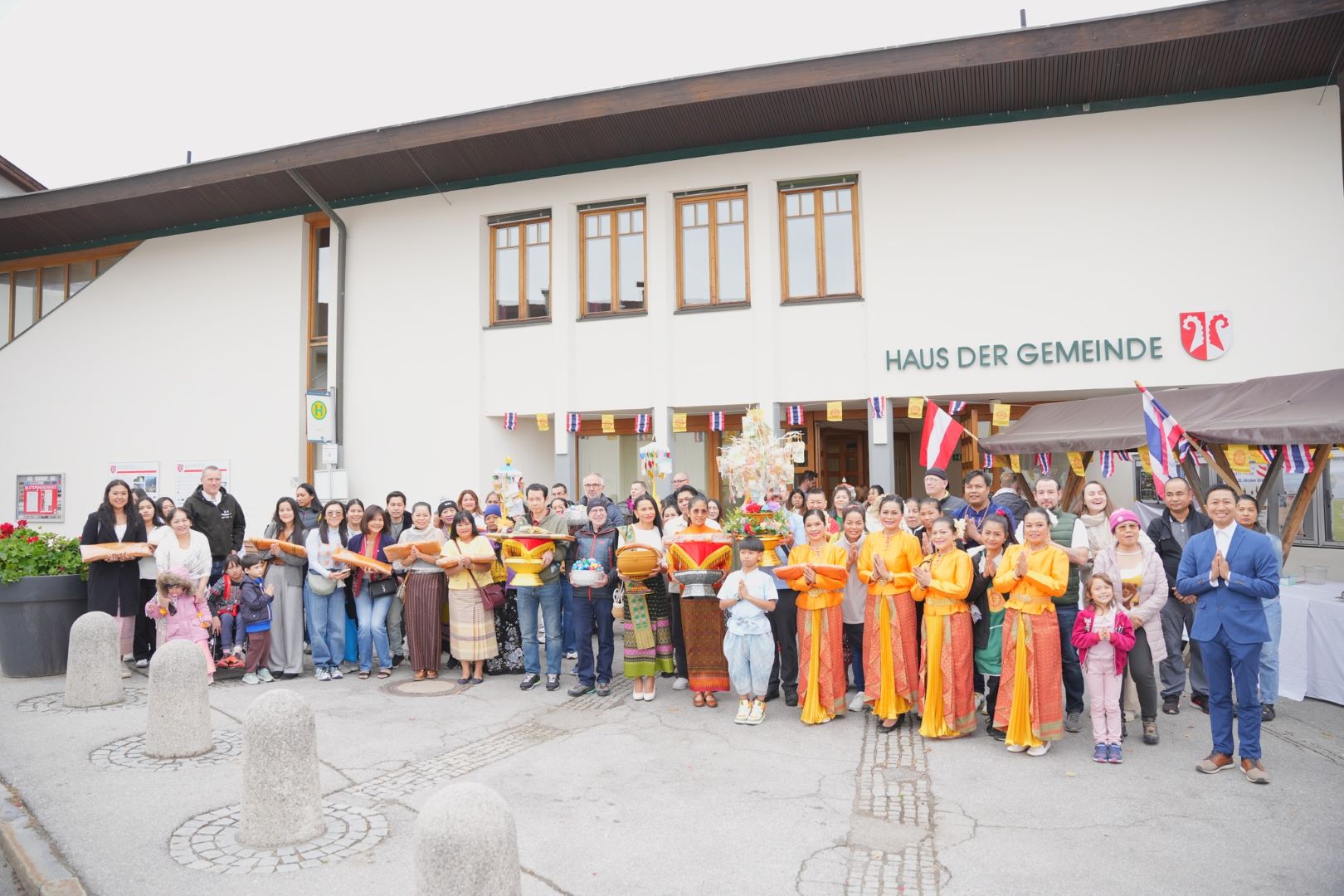 Gemeinschaft vor dem Haus der Gemeinde