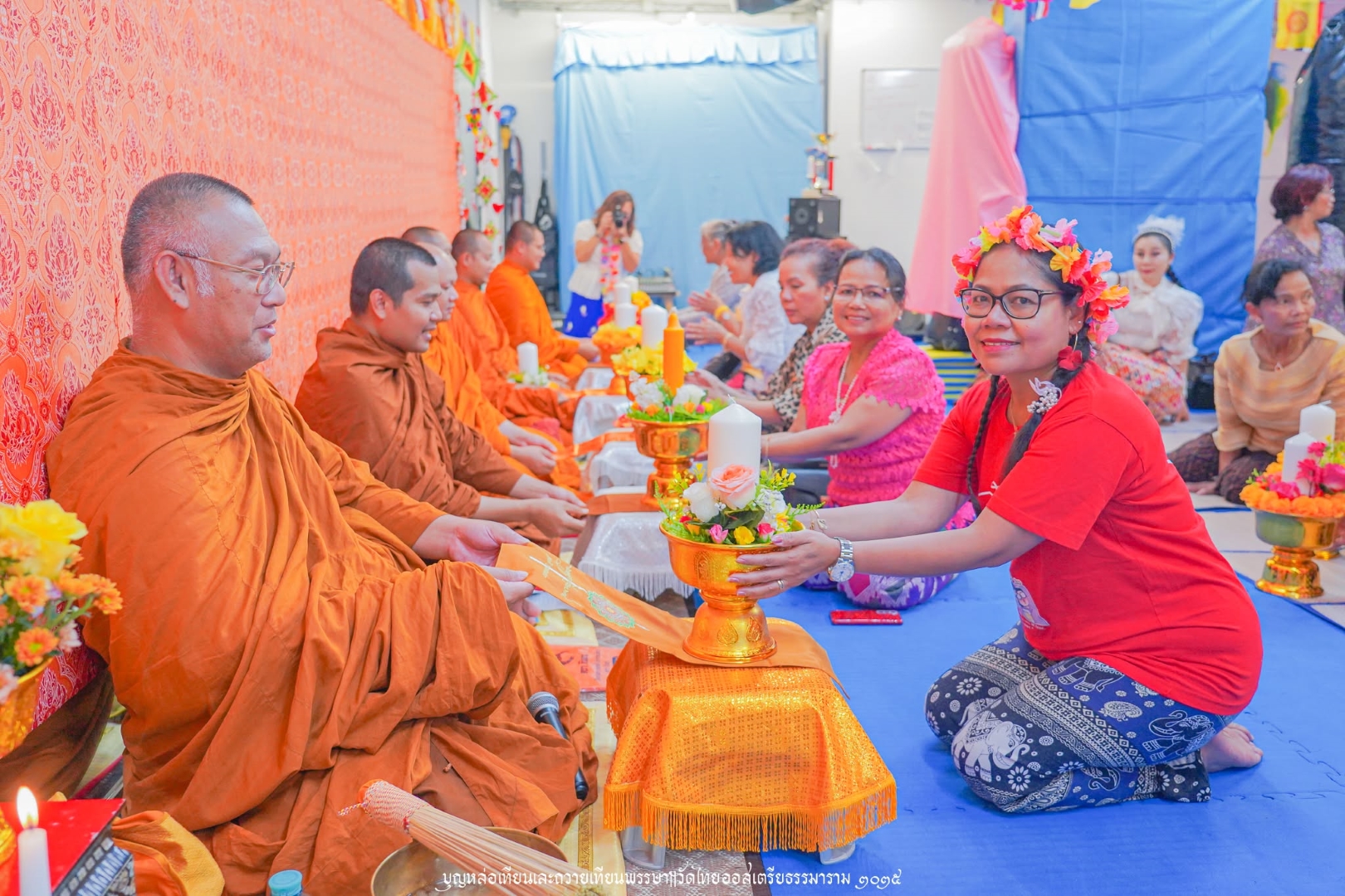 Thien Pansa (Darbringen der Fastenkerzen) im Thai Austria Dhammaram Tempel