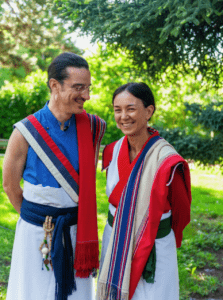 Ngakma Déwang Pamo und Naljorpa Trak'thung Dorje, lachend, im Grünen