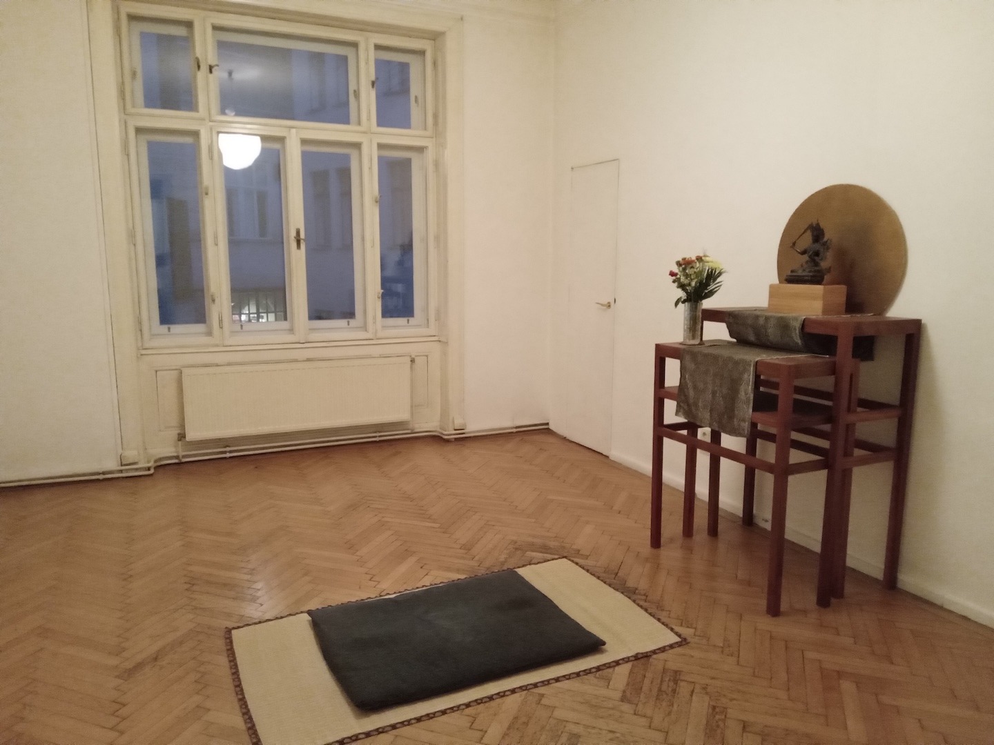 Kleiner Meditationsraum mit Altar in der Biberstrasse Wien